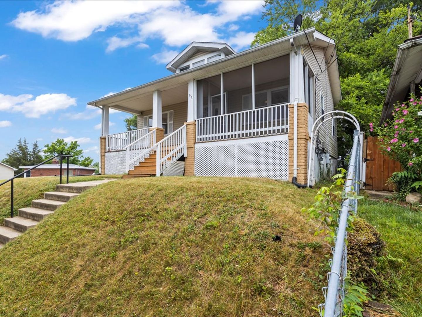 Washington House: 65 53rd Pl SE