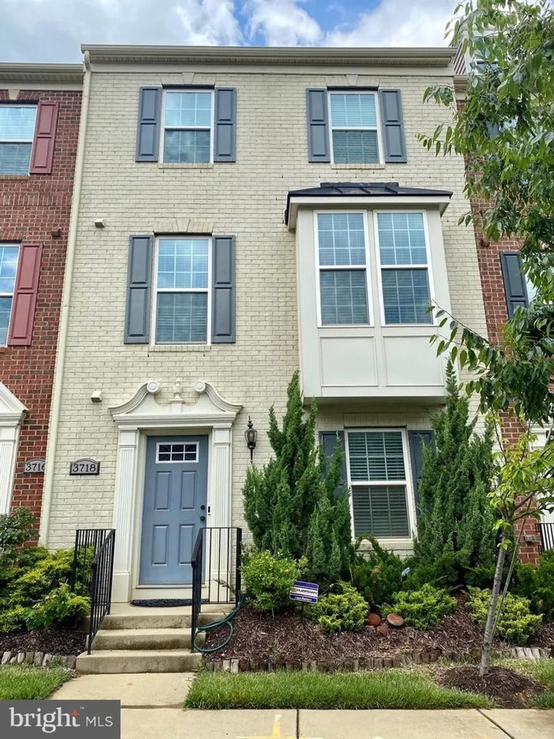 Washington House: 3718 Hansberry Ct NE