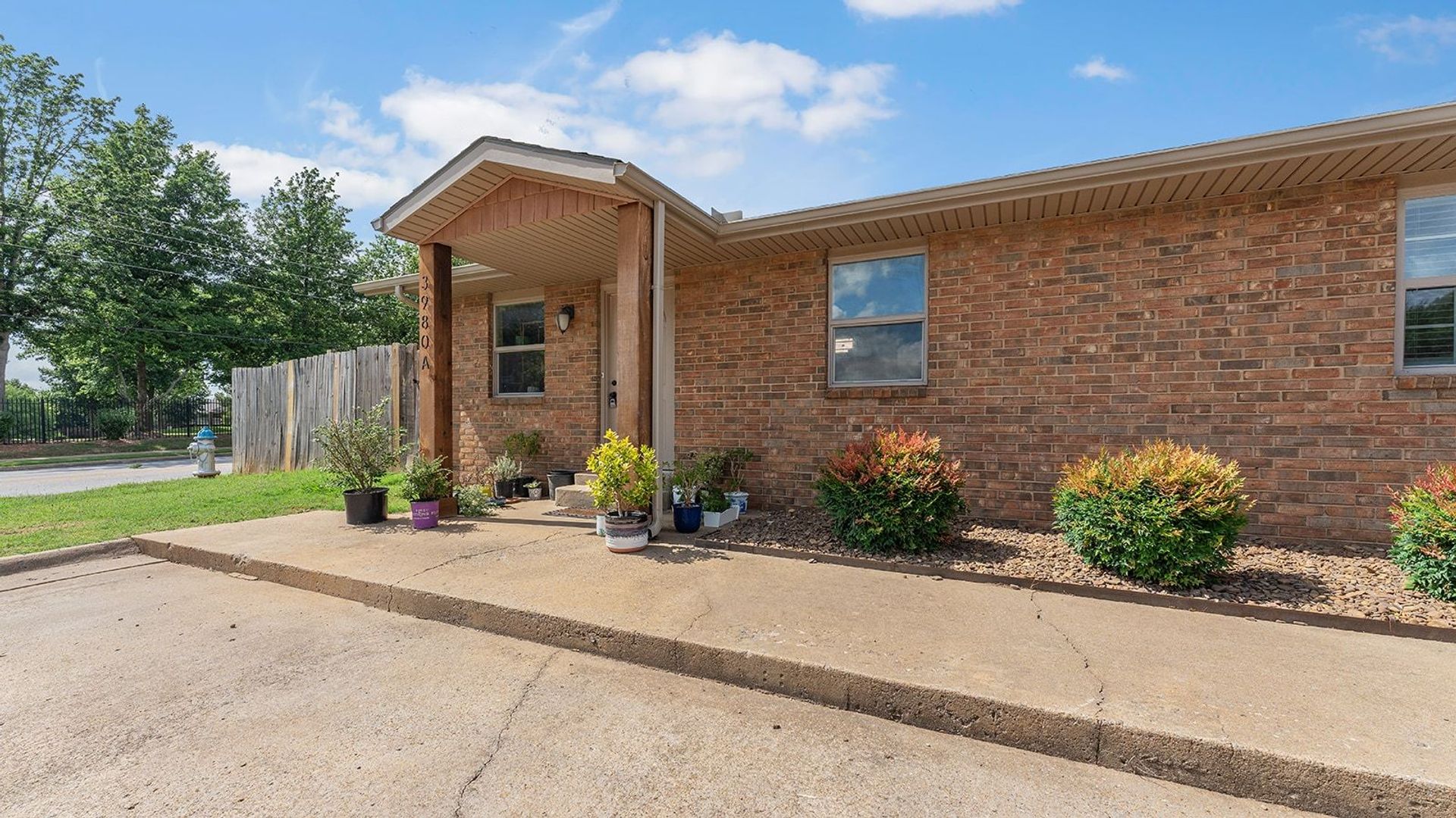 Springdale Multiplex: 3801A - 3981B Windwood Lane