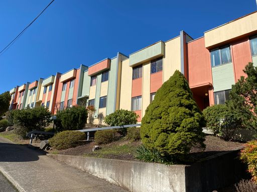 Illahee Apartments-Top Level 2 Bedroom Downtown Apartment with Great Views & Covered Parking