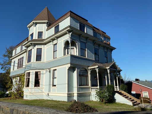 Beautifully Updated Top Level 1 Bedroom at The Historic Elmore Mansion Above Downtown Astoria