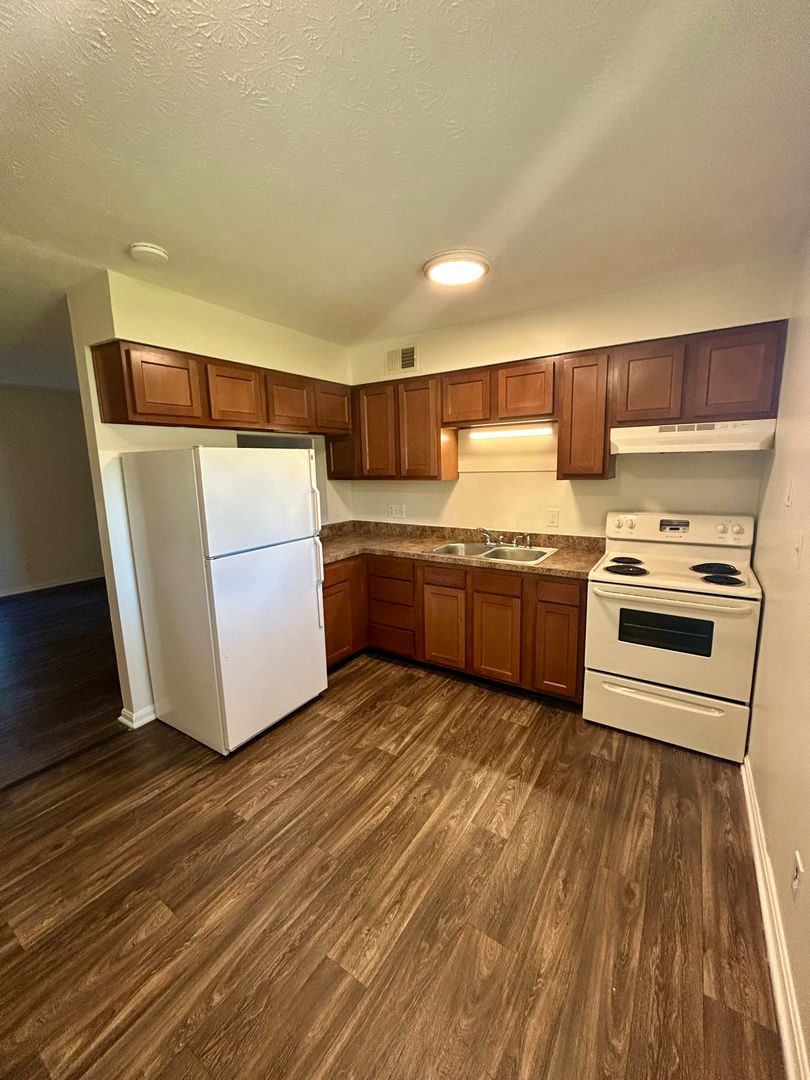 Louisville Apartment: 2001, 2003, 2005 Terril Lane
