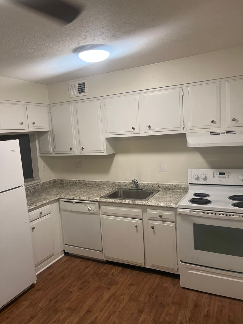 Louisville Apartment: 2001, 2003, 2005 Terril Lane