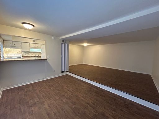 One bedroom, with two bonus rooms – photo 1