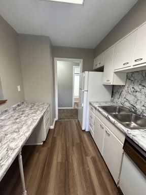 Pet-Friendly 1BR with Parking, Laundry & Bus Access – photo 1
