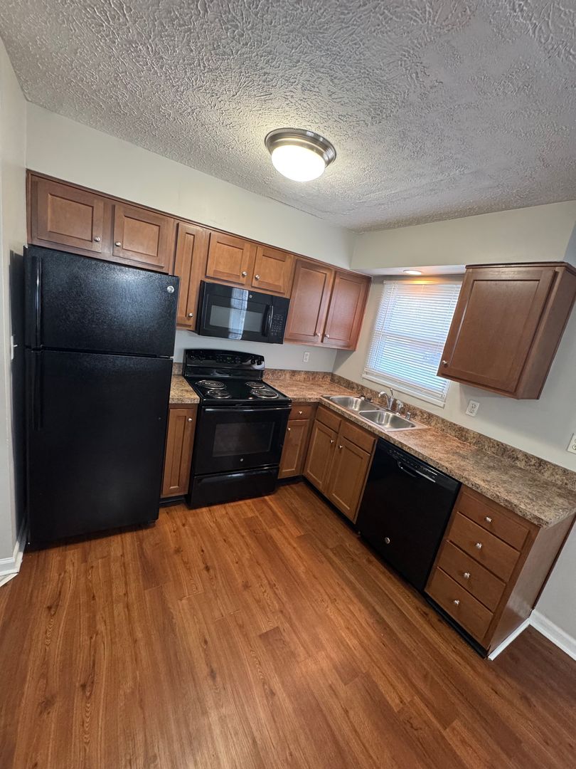 Jeffersonville Apartment: 810-811 Howard Avenue