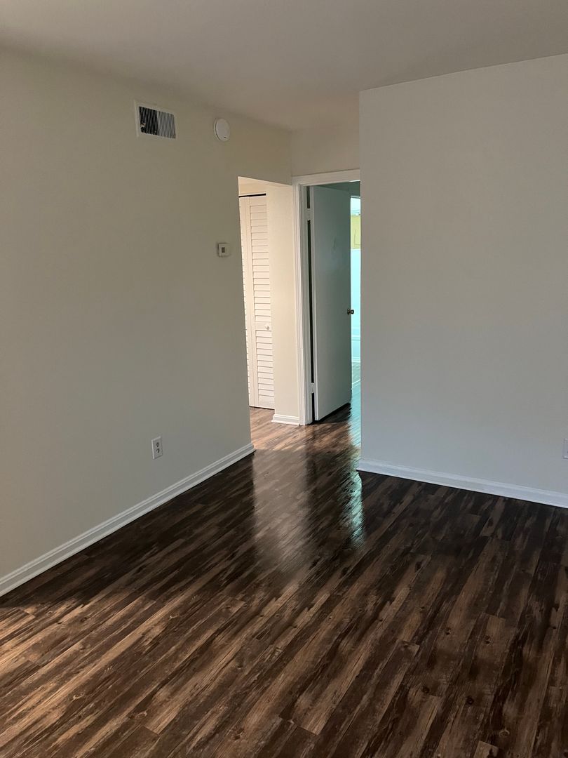 Louisville Apartment: 2001, 2003, 2005 Terril Lane