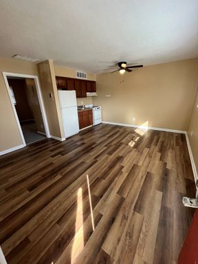 Pet-Friendly 1BR with Parking, Laundry & Bus Access – photo 1