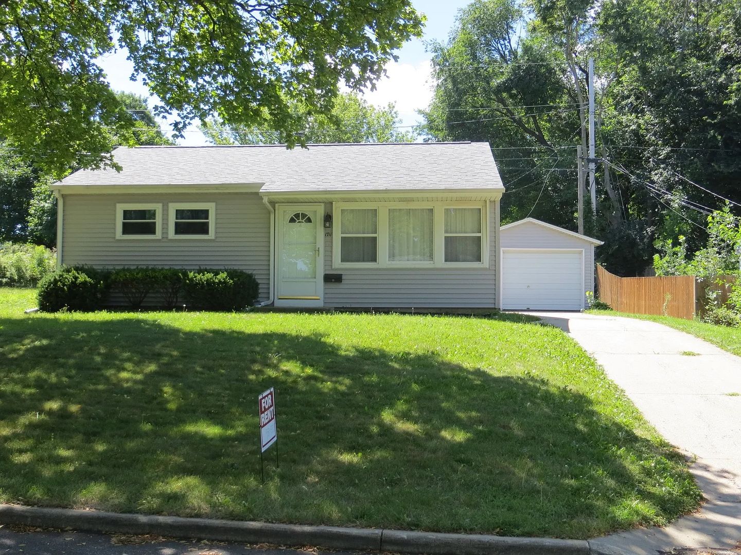 Cedar Rapids House: 1711 Keith Dr NE
