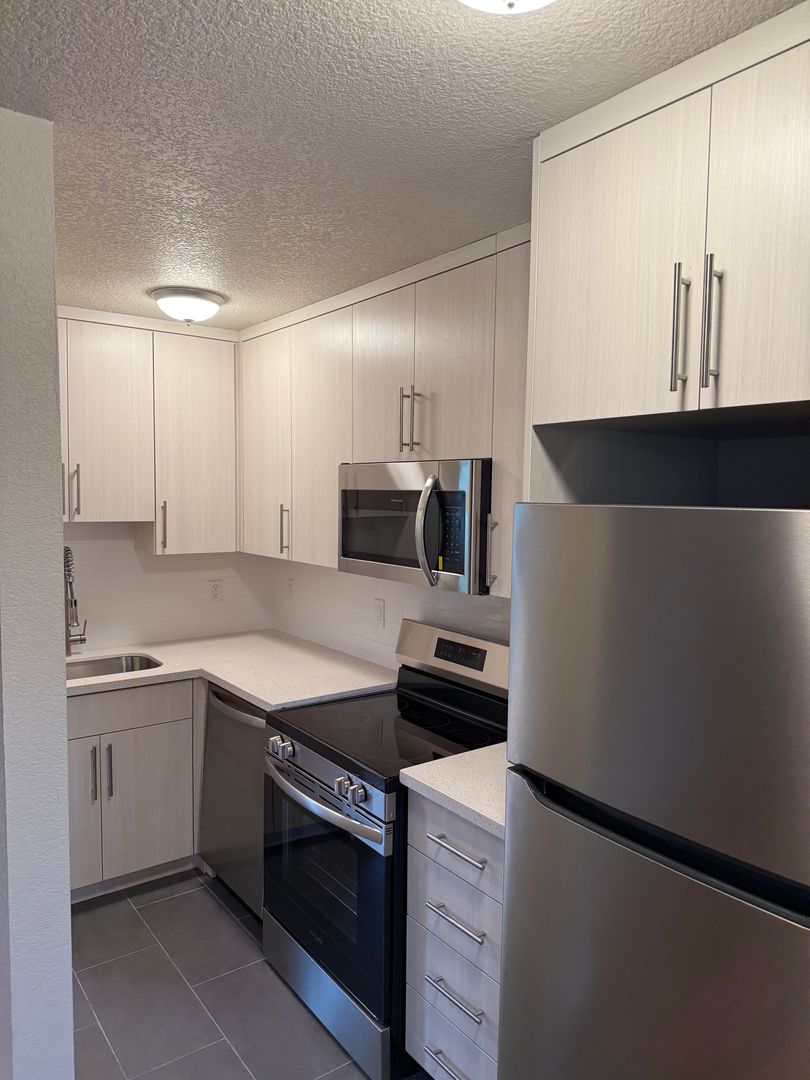 Portland Apartment: 10317 NE Hoyt St