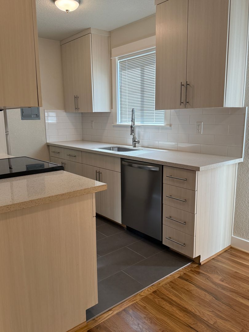 Portland Apartment: 10317 NE Hoyt St