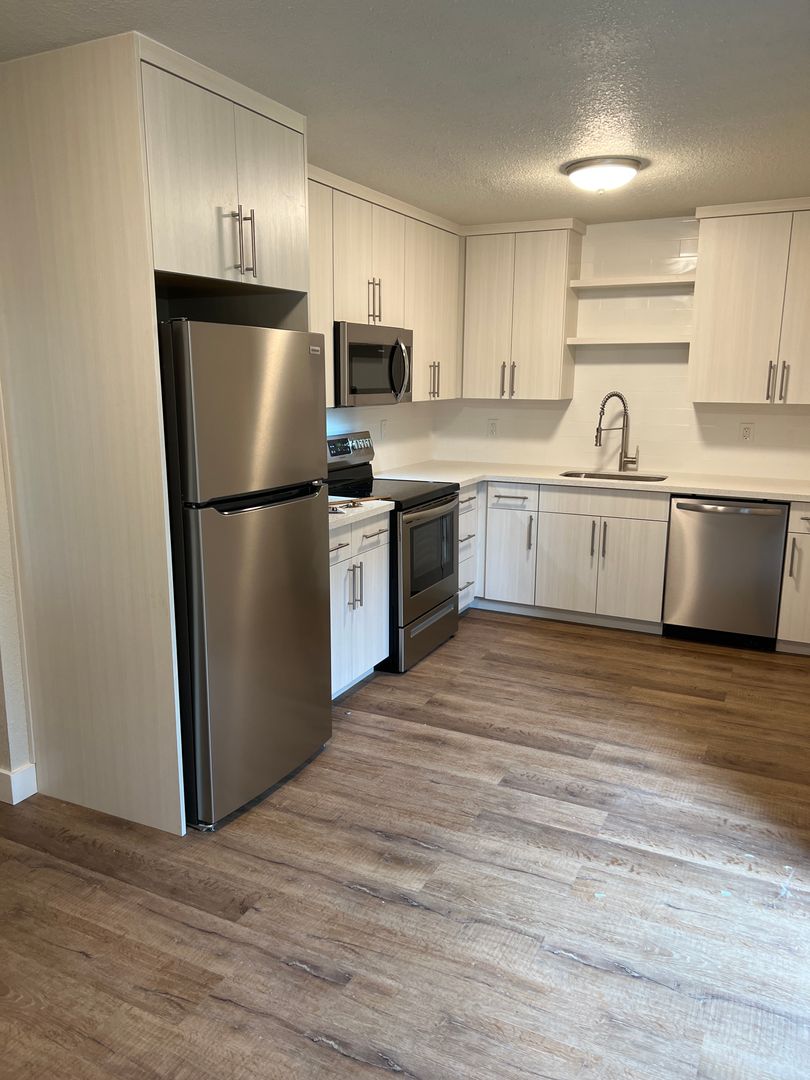 Portland Apartment: 10317 NE Hoyt St