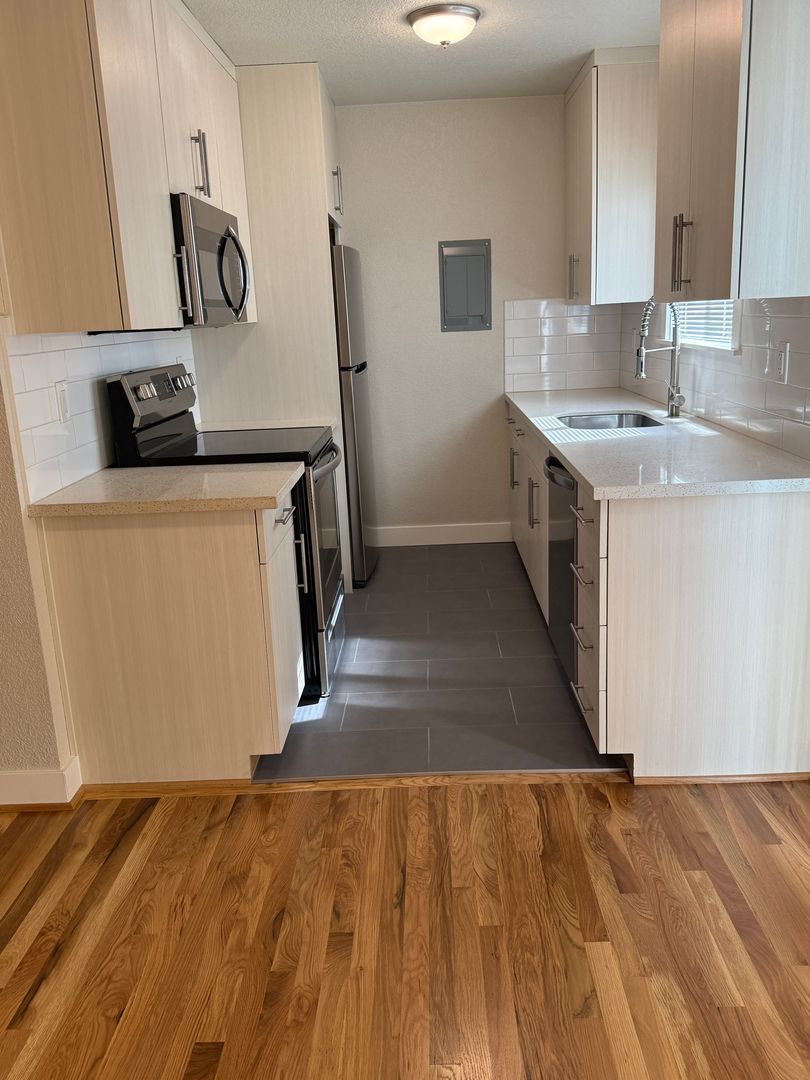 Portland Apartment: 10317 NE Hoyt St