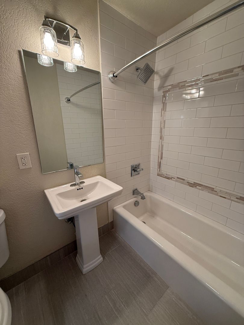 Portland Apartment: 10317 NE Hoyt St