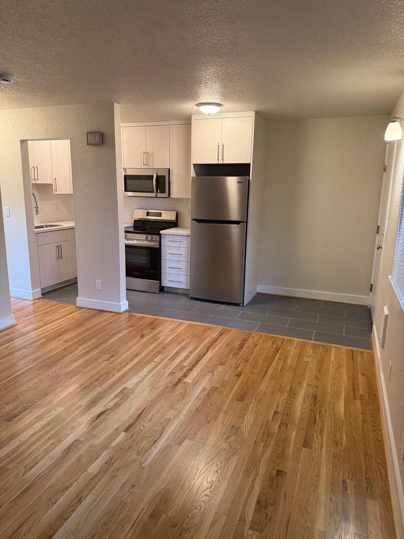 Portland Apartment: 10317 NE Hoyt St