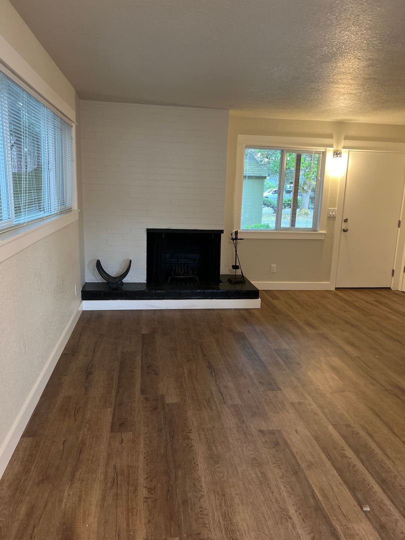 Portland Apartment: 10317 NE Hoyt St