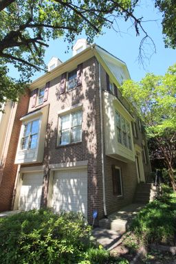 Brick-front Colonial – photo 1