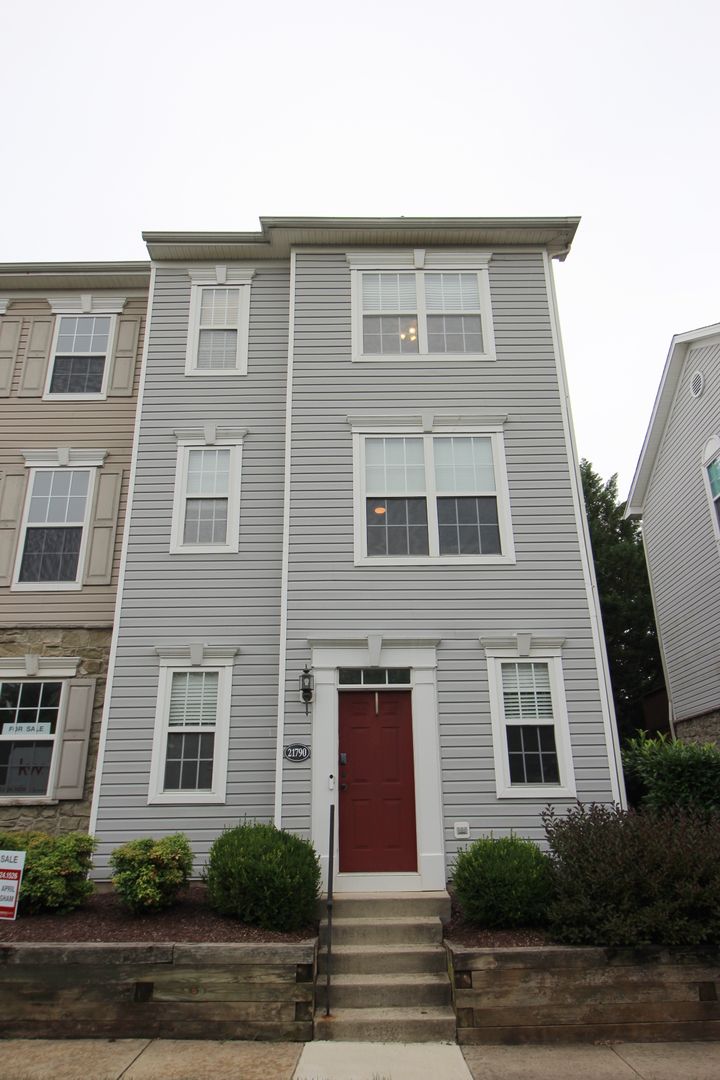 Ashburn Townhome: 21790 Jarvis Sq