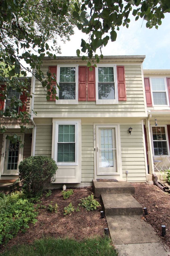 Reston House: 11916 Fieldthorn Ct