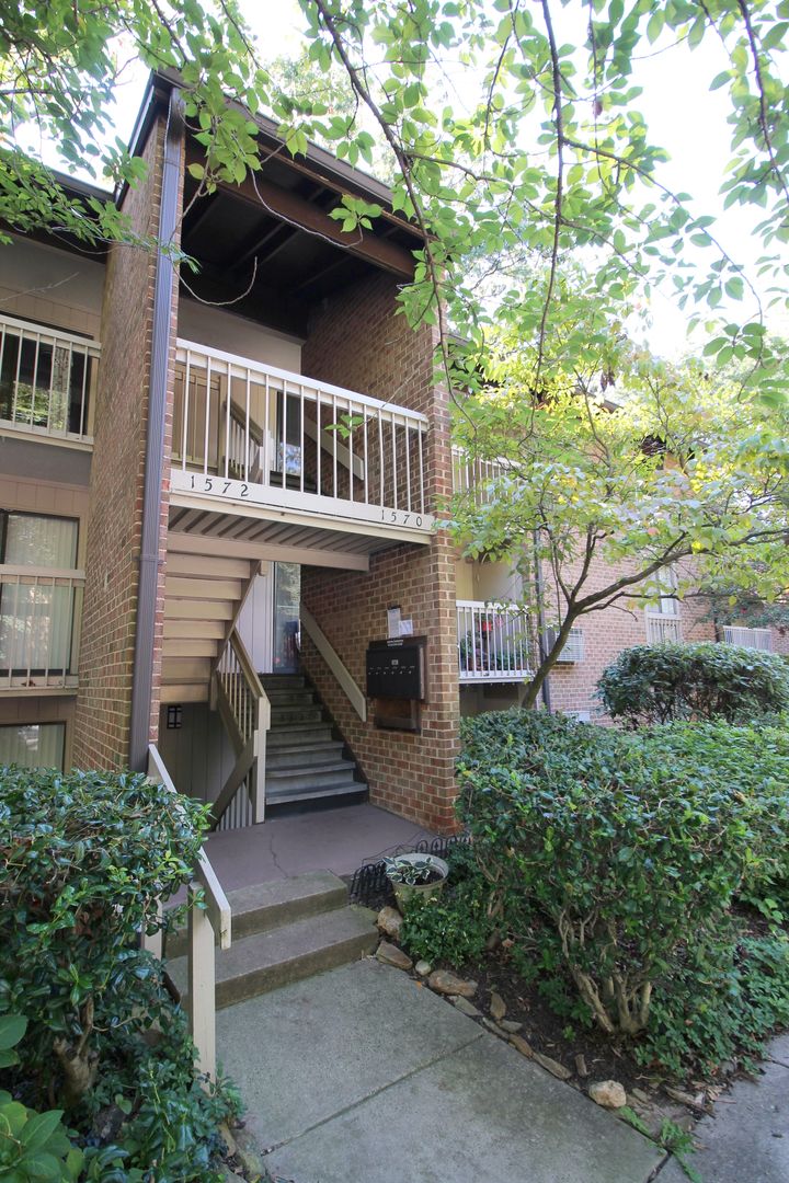 Reston Condo: 1570 Moorings Dr Apt 22B