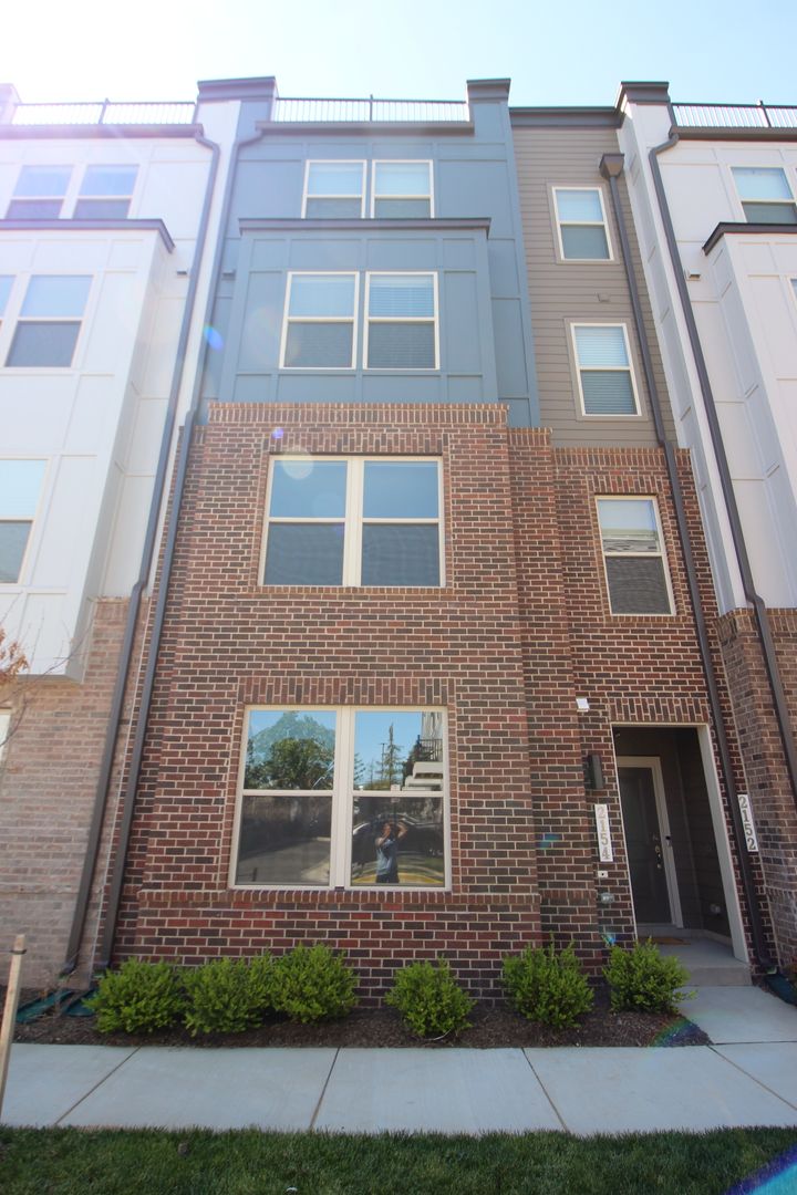 Herndon Townhome: 2154 Glacier Rd