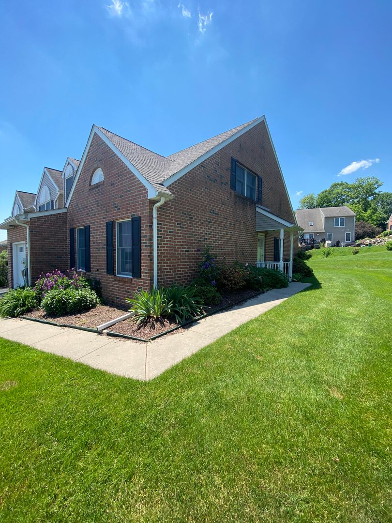 Mountville House: 472 Hillside Dr