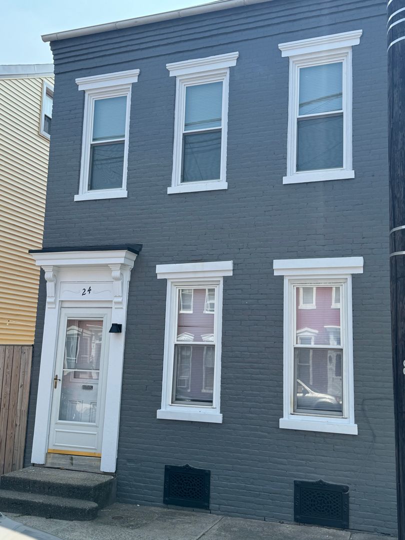 Columbia Apartment: 24 N 8th St