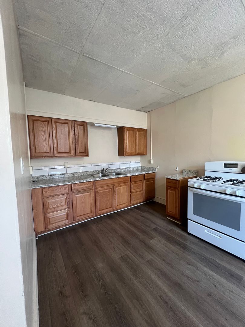 Lancaster Apartment: 114 1/2 S Queen St