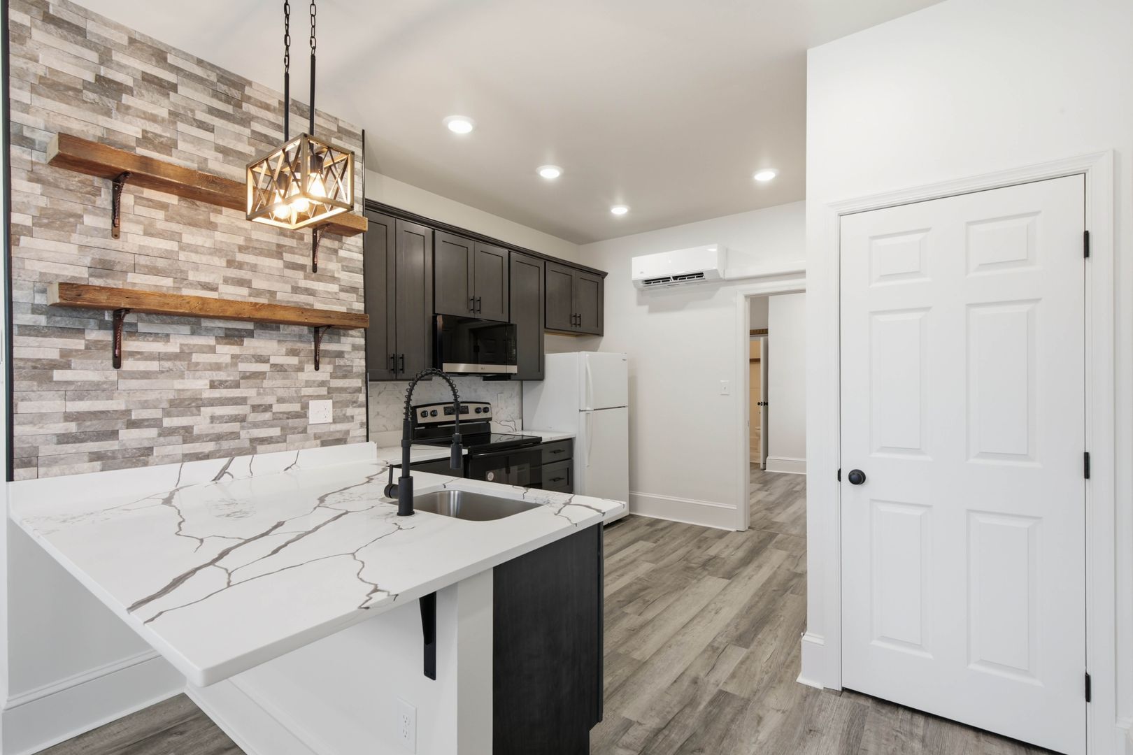 Columbia Apartment: 115 N 3rd St