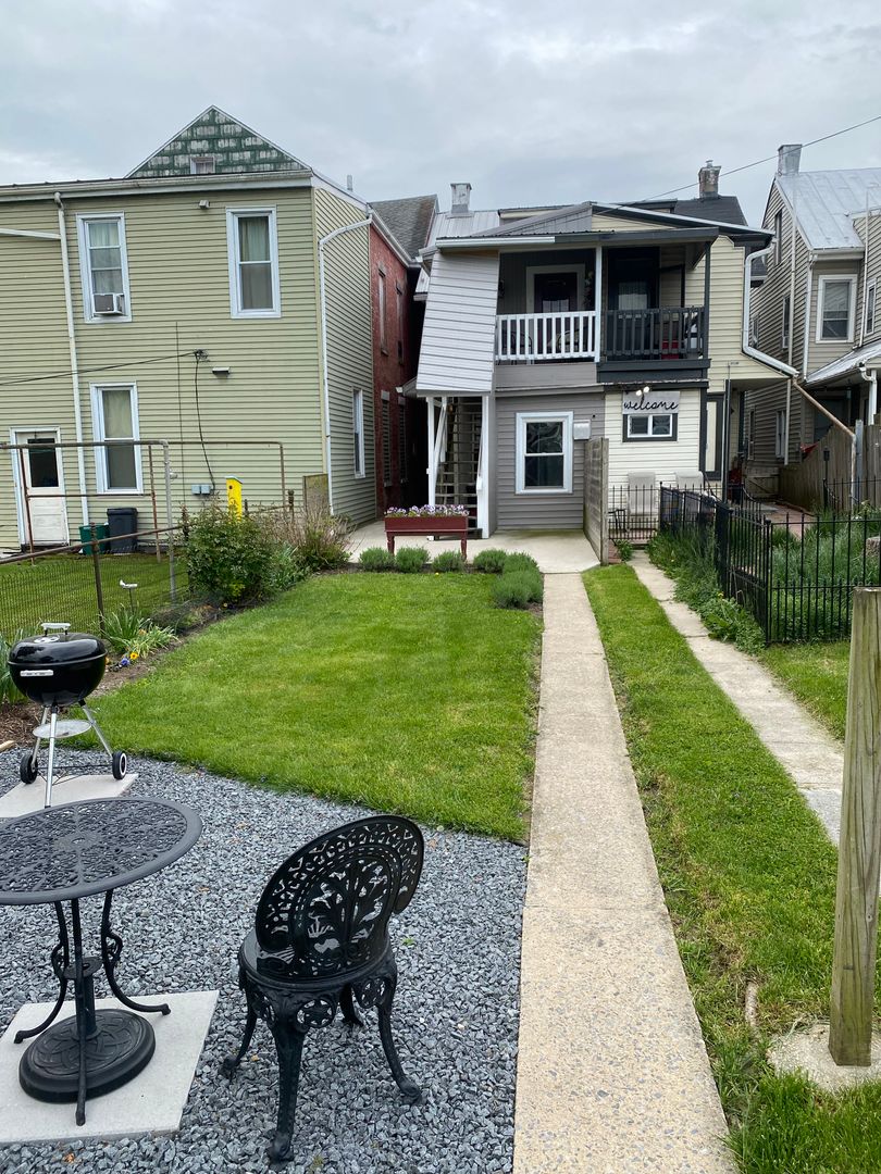 Manheim Apartment: 131 S Main St