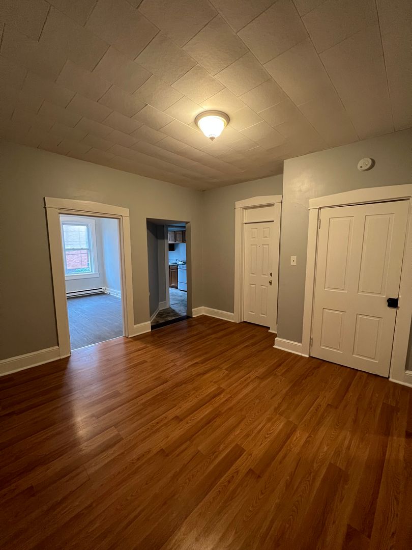 Lancaster Apartment: 635 Manor St.