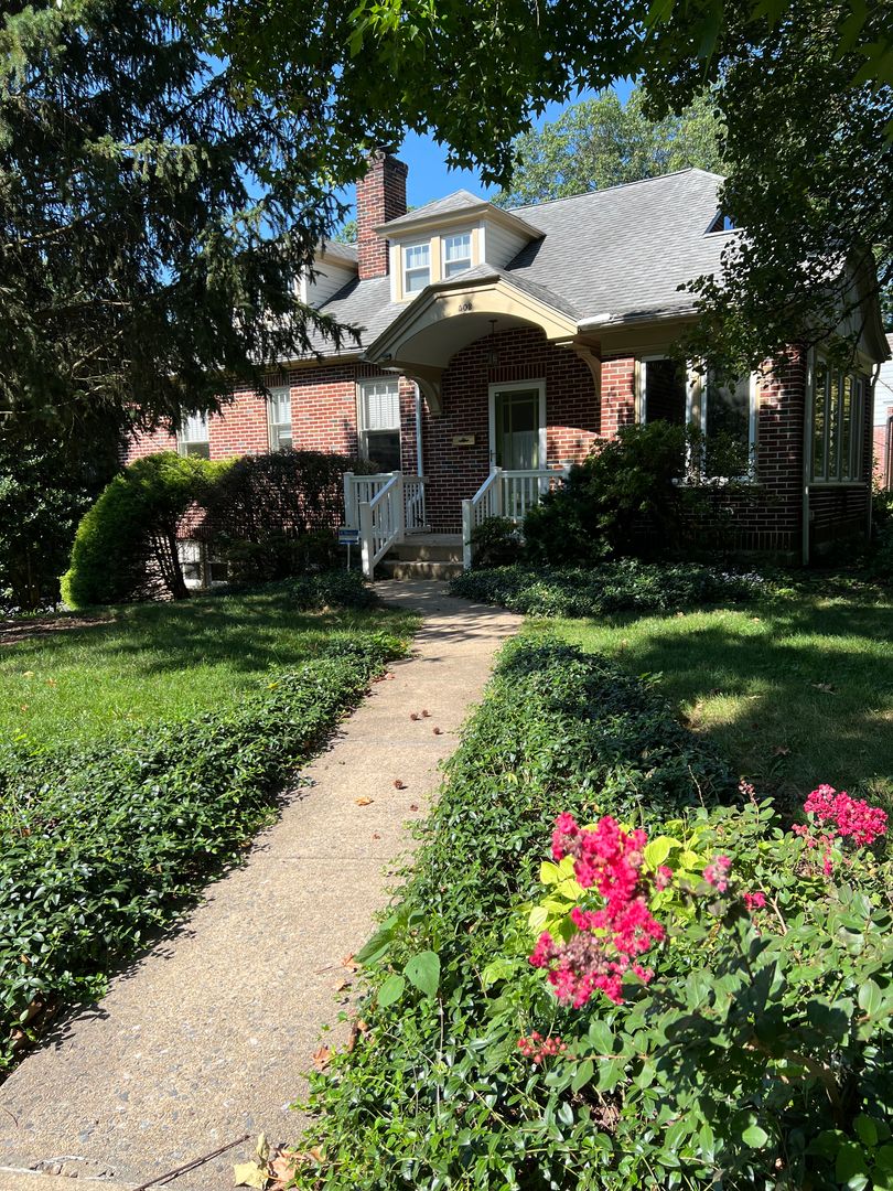 Lancaster House: 402 Spencer Ave