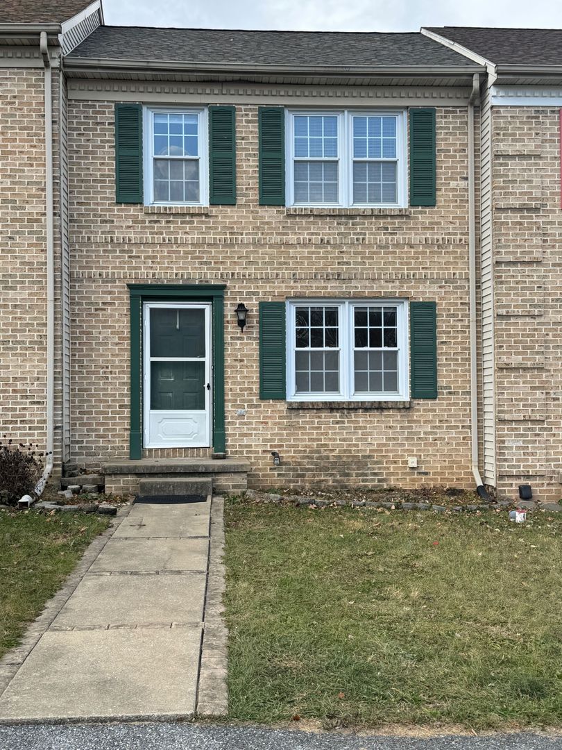 East Petersburg House: 2676 Northfield Drive