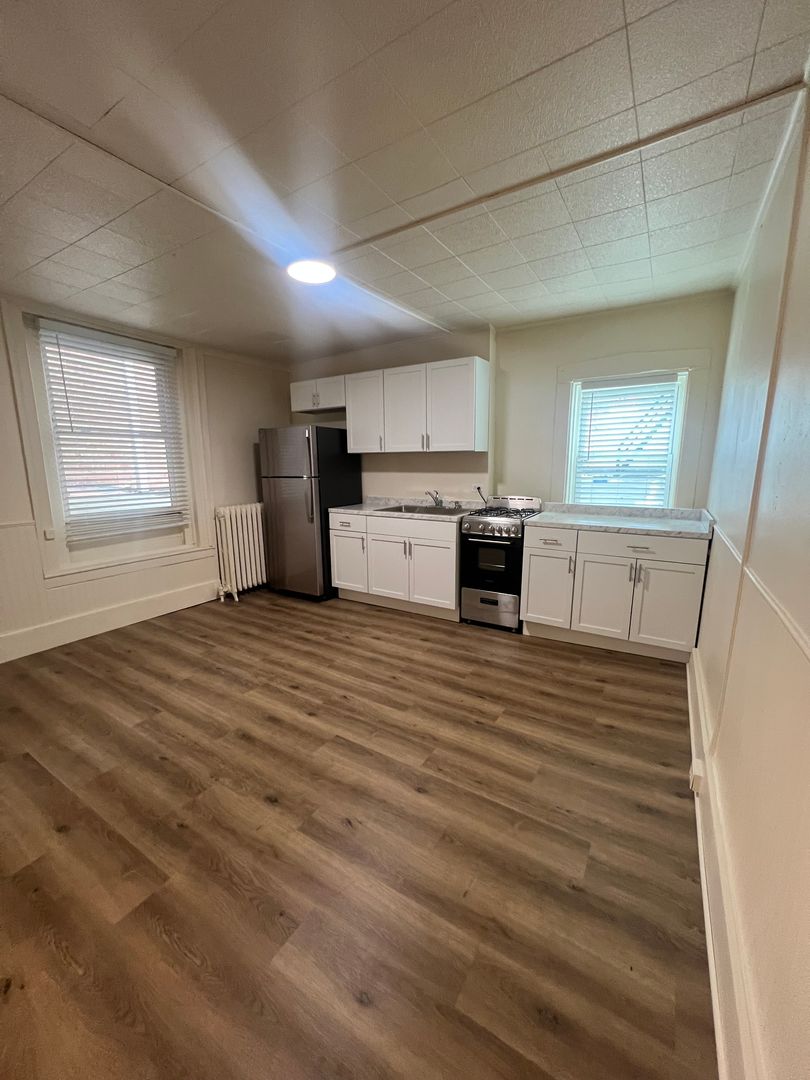 Lancaster Apartment: 114 1/2 S Queen St