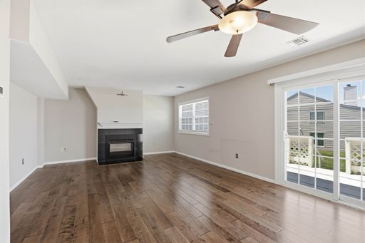 Stunning 3 Bedroom Townhome Available Now! – photo 1