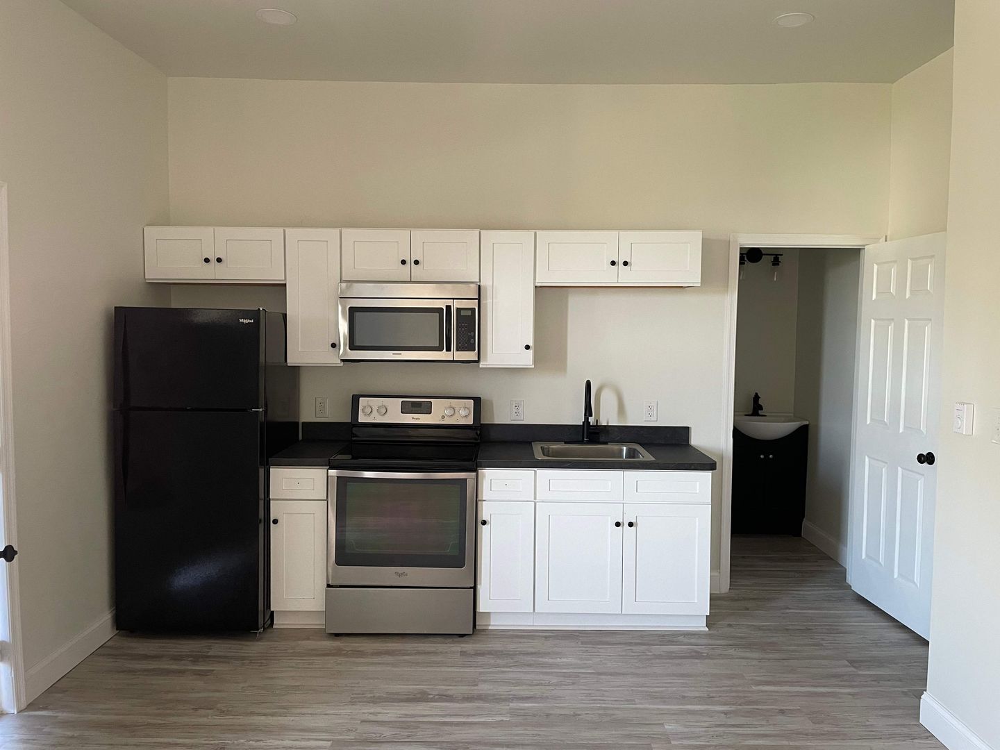 Columbia Apartment: 150 Walnut St