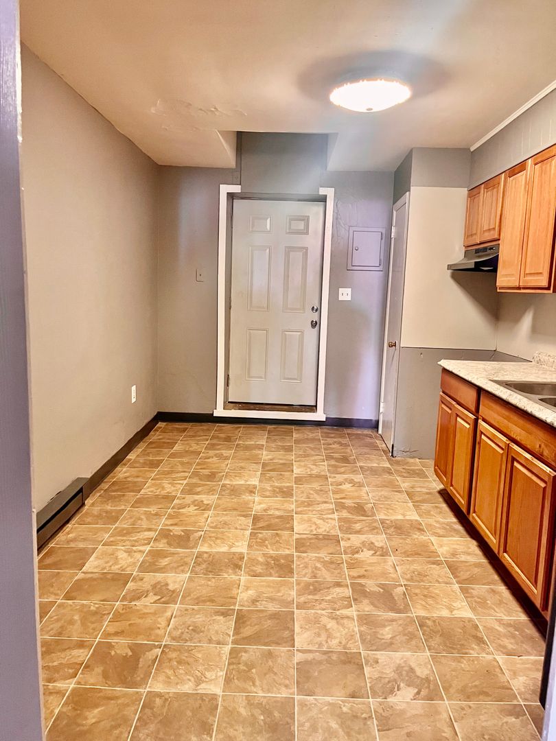 Columbia Apartment: 418-422 Locust St