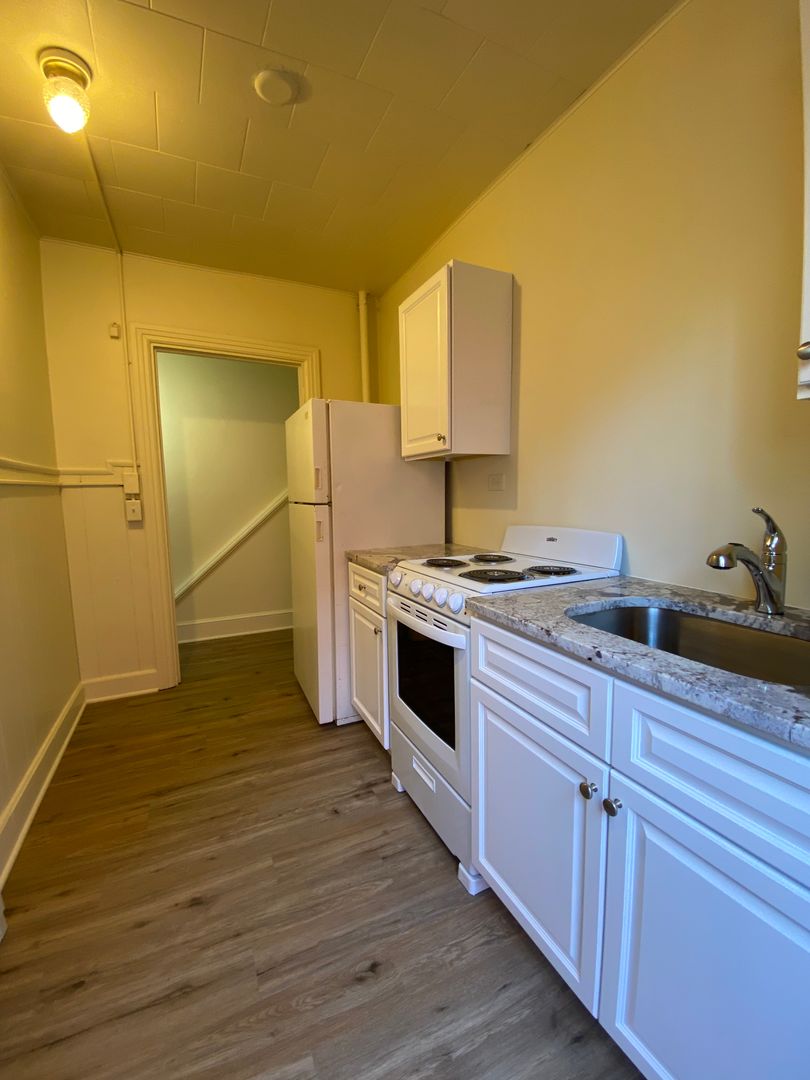 Lancaster Apartment: 516 W James St
