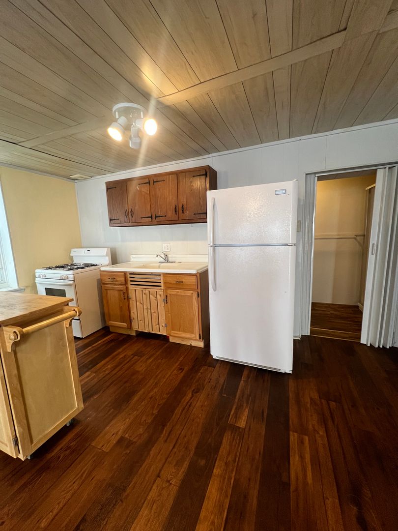 Columbia Apartment: 642-644 Walnut St