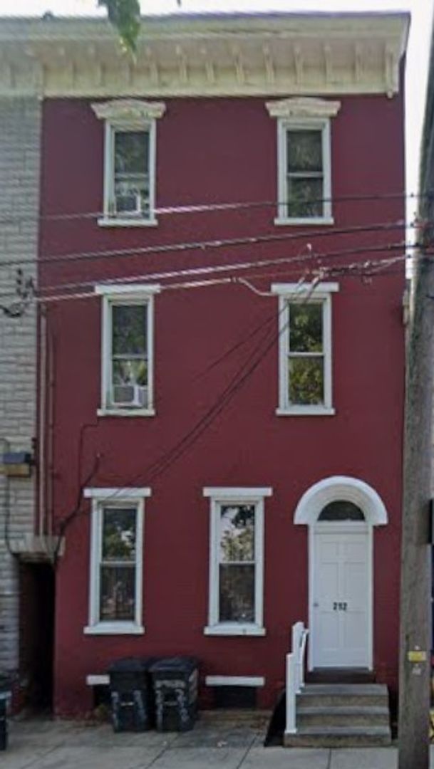 Lancaster Apartment: 212 E Lemon St