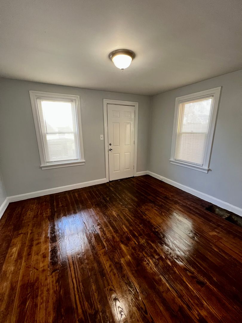 Lancaster House: 36 Hazel St