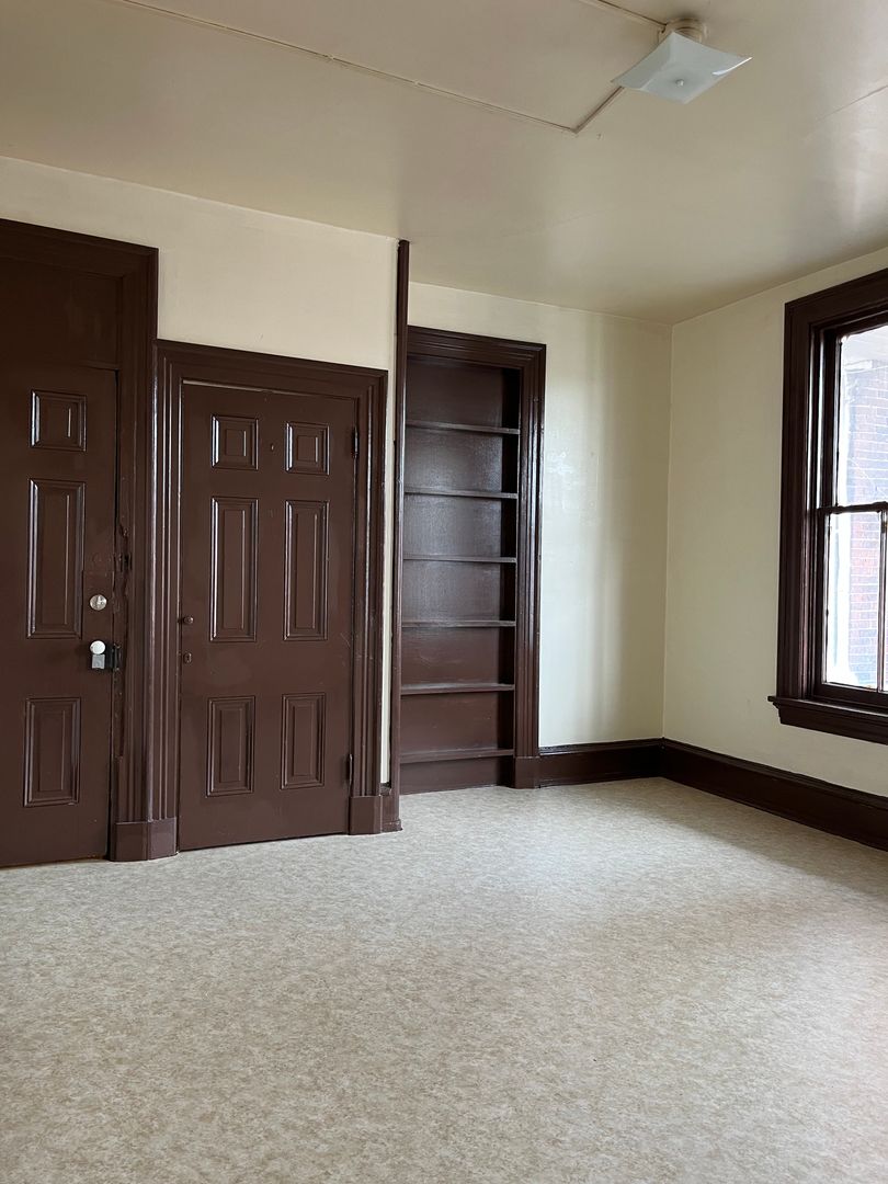 Columbia Apartment: 418-422 Locust St