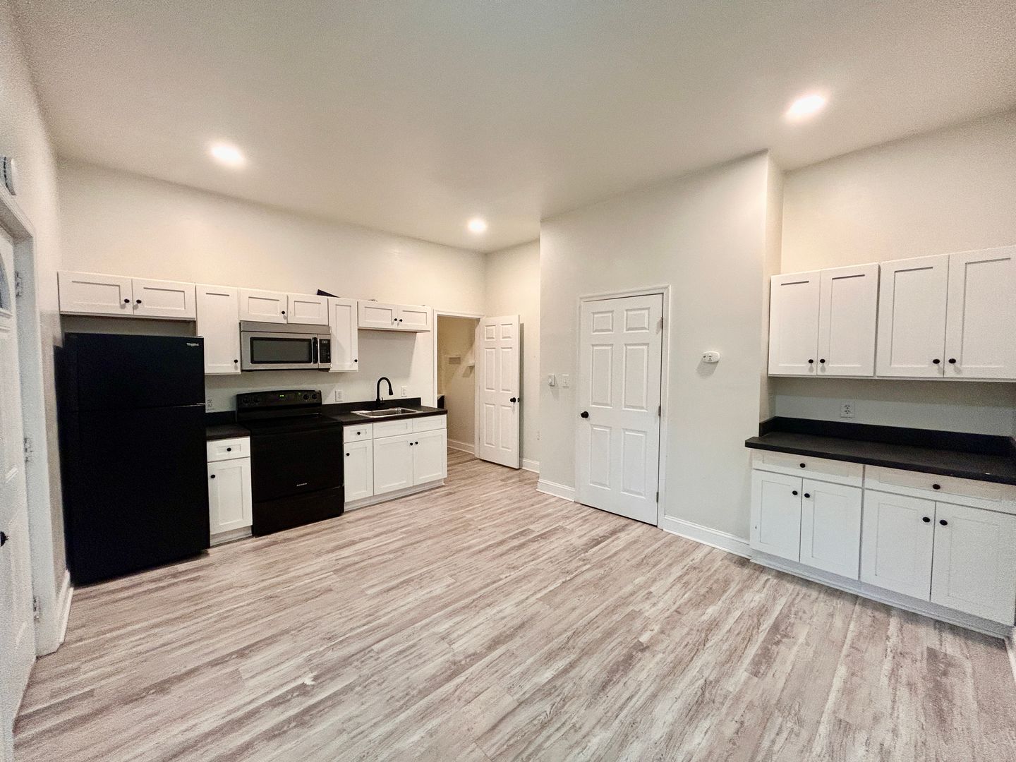 Columbia Apartment: 150 Walnut St