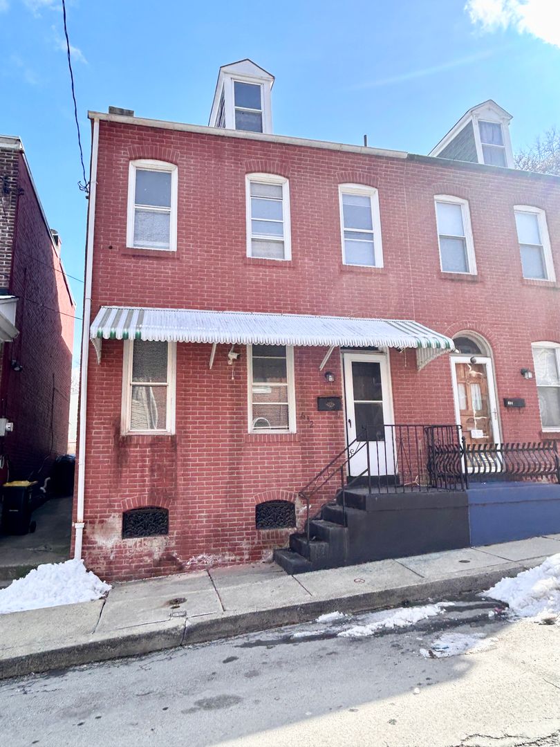 Lancaster House: 632 Poplar St