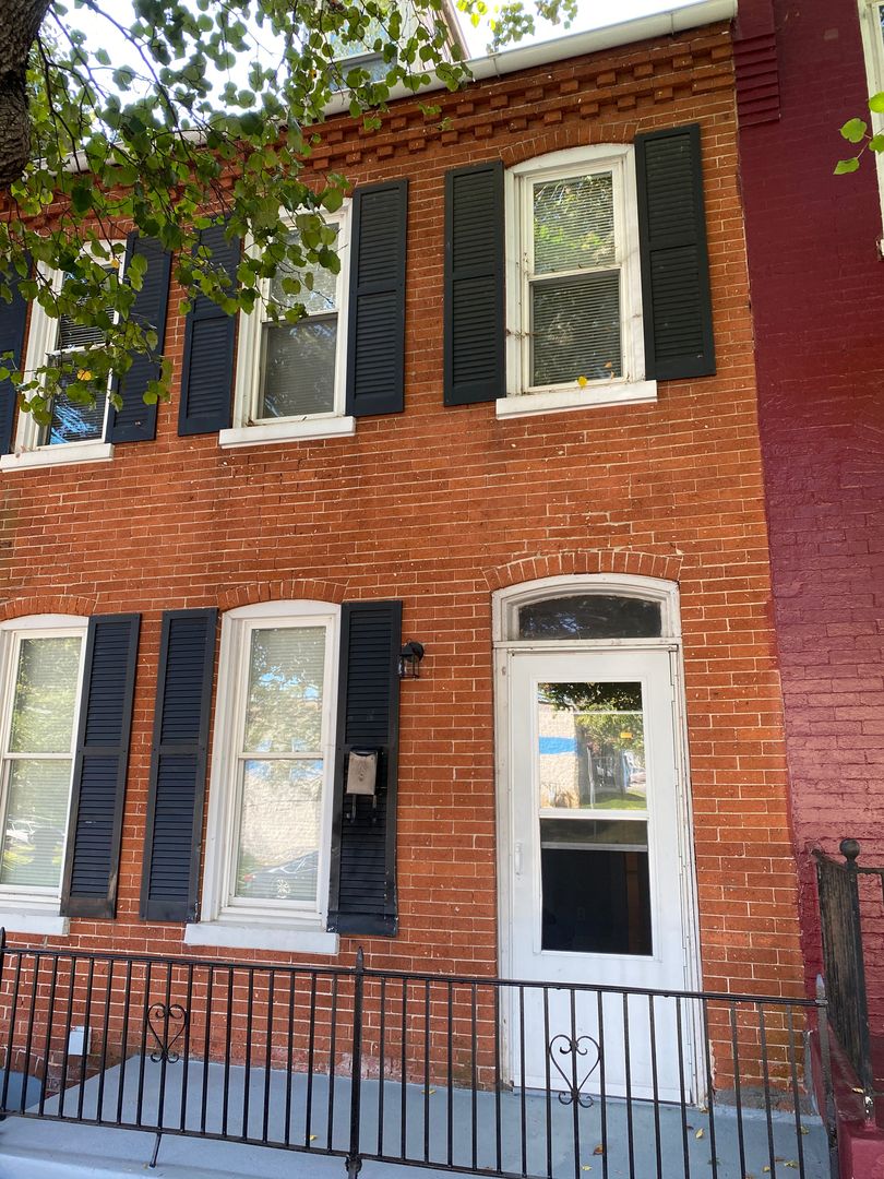 Lancaster House: 604 S Duke St