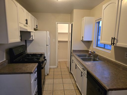2 BEDROOM 1 FULL BATHROOM UNIT*JUST COMPLETED SOME UPDATEDING*MOVE IN SPECIALS**** – photo 1