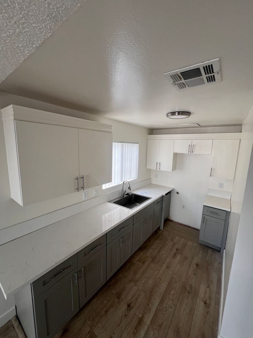 Van Nuys Apartment: 14121 Friar St