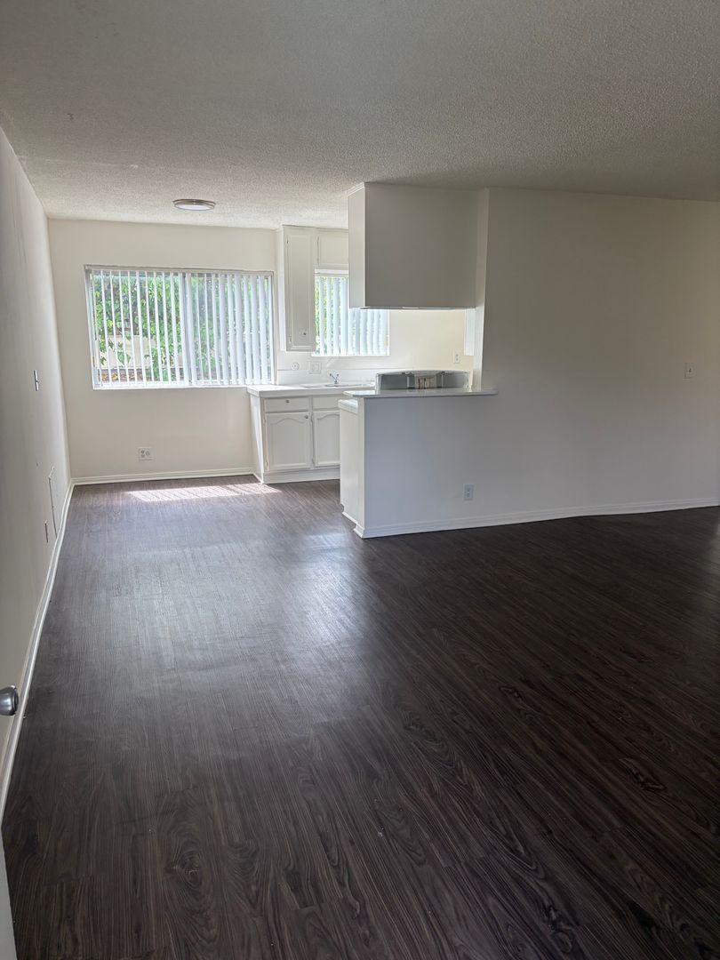 Winnetka Apartment: 20356 Cohasset