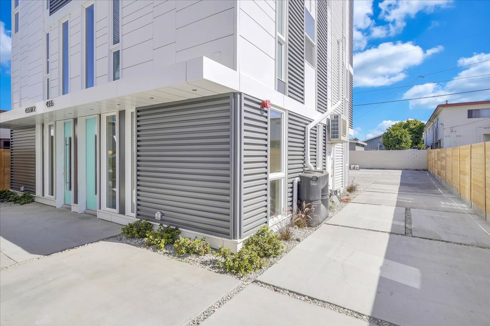 Los Angeles Apartment: 4553 Saturn Street
