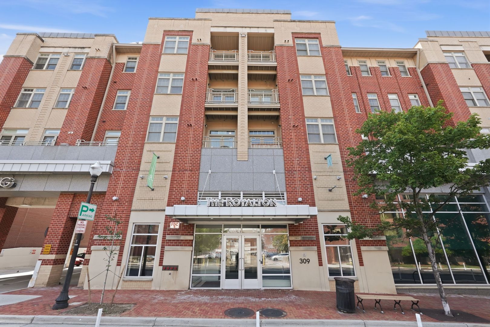 Alexandria House: 309 Holland Lane